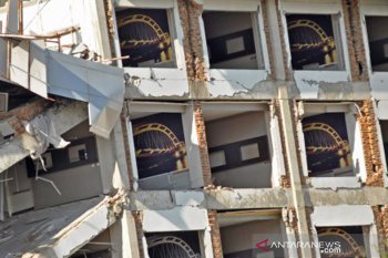 Setahun bencana Sulteng - Gambar Jembatan Kuning terpasang di kamar hotel