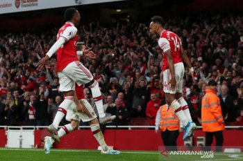 10 pemain Arsenal kalahkan Aston Villa