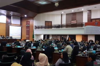 Paripurna penetapan pimpinan DPRD Sumbar diskor dua jam