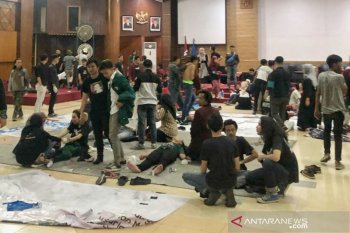Massa merangsek masuk, akksi mahasiswa di DPRD Jawa Barat kembali ricuh
