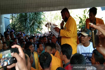 Tuntut pencabutan SK Rektor, ribuan mahasiswa UHO Kendari serang gedung Rektorat