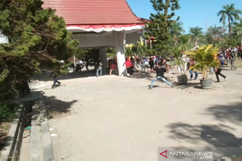 Aksi penuntutan pencabutan SK Rektor UHO Kendari berujung ricuh