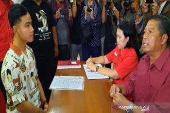 Gibran bantah memasang spanduk politik jelang Pilkada 2020