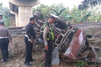 Nahas! 3 orang tewas usai truk adu kuat dengan kereta api