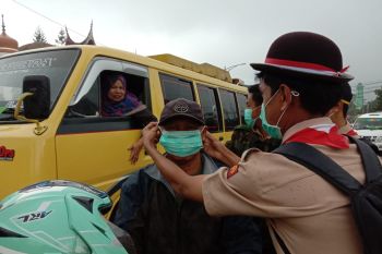 Anggota Pramuka SMAN2 Gunung Talang bagikan masker ke pengendara