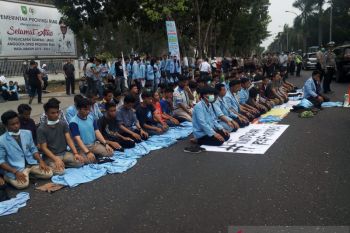 Di sela demo di DPRD Riau, mahasiswa gelar salat berjamaah