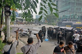 Di depan kantor DPRD Sumut, Polisi halau massa dengan gas air mata