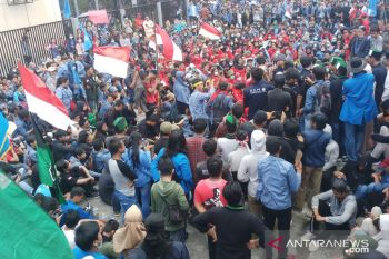 Seorang mahasiswa pingsan saat demo di Tarakan