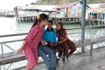Warga Yelu Raja Ampat sambut gembira hadirnya layanan seluler 4G