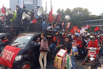 Massa buruh dan mahasiswa bergabung menuju Senayan