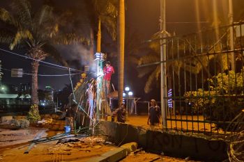 Akibat demo mahasiswa pagar depan Gedung DPR yang jebol diperbaiki
