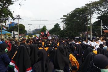 Massa mulai padati Jalan Wolter Monginsidi