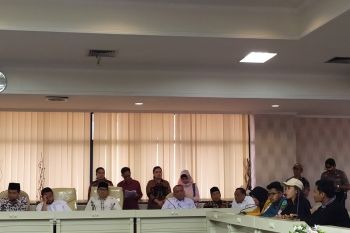Aksi demo mahasiswa Lampung berhenti usai penandatanganan pernyataan sikap bersama DPRD
