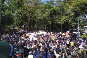 Ribuan mahasiswa Bali juga turun, tolak RKUHP dan Revisi UU KPK