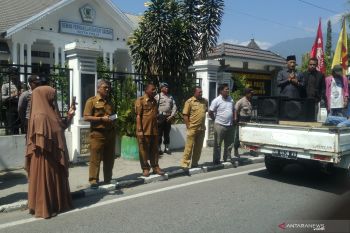 Puluhan polisi kawal aksi di DPRD Kota Palu