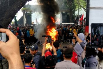 Di Sumut, aksi mahasiswa di DPRD mulai memanas