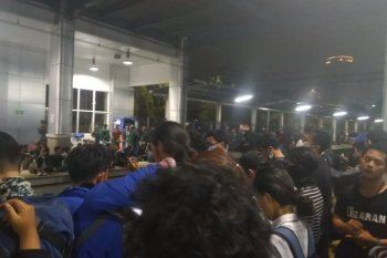 Demo mahasiswa - Massa masih berkerumun di Stasiun Palmerah