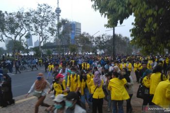 Polisi halau mahasiswa dari Gedung DPR/MPR RI hingga ke GBK