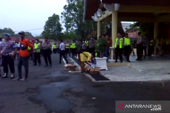 Mahasiswa ini tetap perhatikan kebersihan saat demo di Kantor Gubernur Sumbar (Video)
