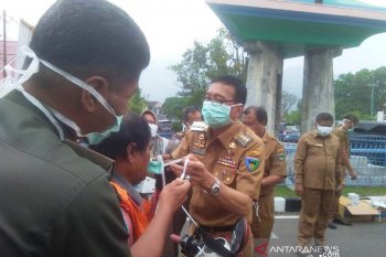 Turun ke jalan, Hendrajoni pimpin langsung pembagian masker