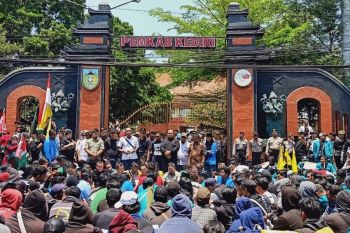 Mahasiswa Kediri unjuk rasa tuntut kedaulatan petani