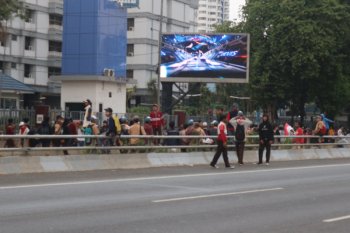 Berseragam Pramuka, ratusan pelajar lempari aparat dengan batu