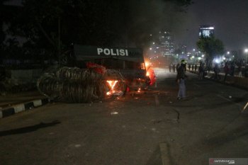 Massa menyerang aparat dari arah Semanggi