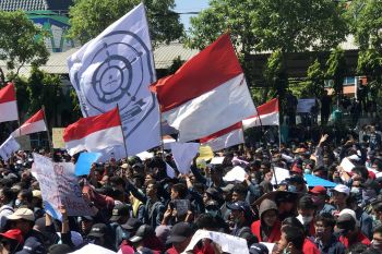 Mahasiswa Surabaya demo, tuntut pembatalan UU KPK