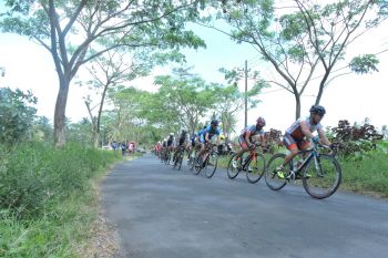Etape pertama balap sepeda ITdBI jadi pemanasan bagi pebalap (Video)