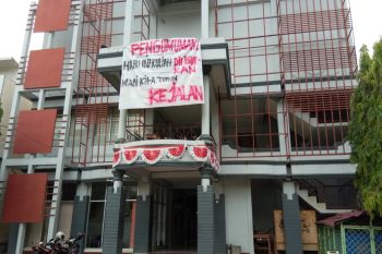 Mahasiswa AKMI Baturaja  pasang spanduk di kampus izin kuliah di jalan