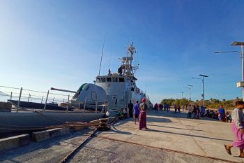 Bertahun-tahun lamanya, akhirnya ada kapal yang bersandar di Pelabuhan Wulandoni