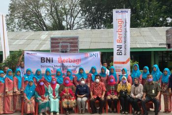 BNI Cabang Padang salurkan bantuan ke sekolah terdampak kabut asap