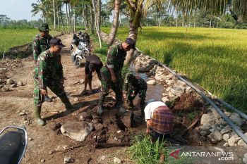 Personel Kodim Lombok Tengah membangun gorong-gorong pra-TMMD