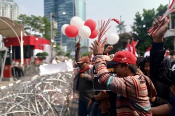 Demonstran 13 ormas pasang keranda di depan  gedung KPK