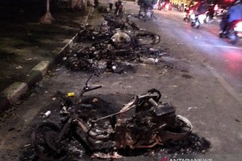 Sejumlah kerangka kendaraan teronggok di tepi jalan usai unjuk rasa