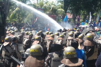 Polisi mundurkan mahasiswa yang memaksa masuk kantor DPRD provinsi