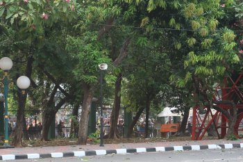 Massa di DPR RI lempari aparat pakai batu