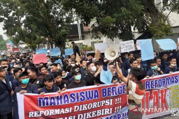Ratusan mahasiswa menuju DPRD Sumbar sampaikan aspirasi (Video)