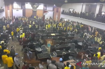Ribuan mahasiswa duduki kantor DPRD Sumatera Barat (video)