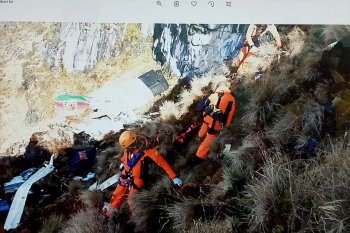 Menantang maut di pegunungan Papua demi evakuasi korban kecelakaan pesawat