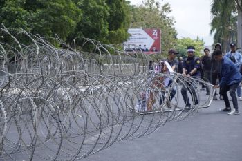 Polisi tembakan gas air mata ke arah mahasiswa aksi di depan Gedung DPRD NTB