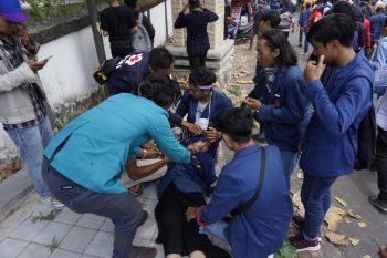 Polisi tembakan gas air mata ke arah mahasiswa pedemo di Gedung DPRD NTB