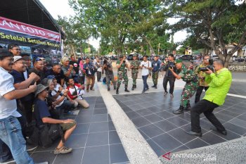 Wali Kota Palu-Dandim memotret jurnalis foto