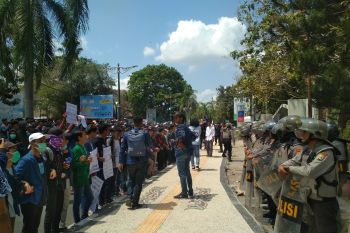 Mahasiswa melayangkan mosi tidak percaya terhadap DPRD NTB