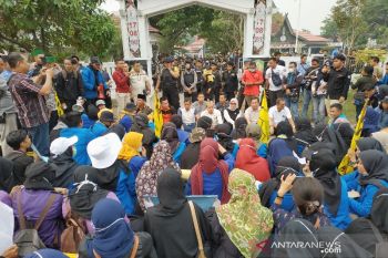 Sampaikan aspirasi, mahasiswa dan DPRD Kotim lesehan di jalan