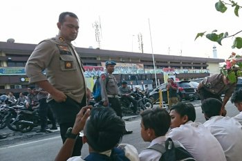 Di depan gedung DPRD Medan, pelajar nekat serang aparat kepolisian dengan batu
