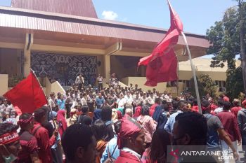 Mahasiswa desak DPRD NTT sampaikan tuntutan mereka ke Jakarta
