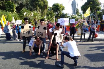 PMII Surabaya demo tuntut mundur pimpinan KPK lama