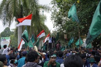 Massa aksi gelombang ketiga kembali banjiri depan Gedung DPRD NTB