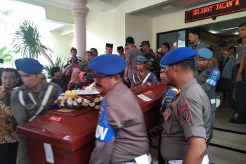Empat peti Jenazah korban kerusuhan Wamena tiba di Padang